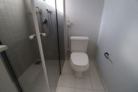 Casa de condomínio para alugar com 316m², 4 quartos e 4 vagasBanheiro do Quarto 2