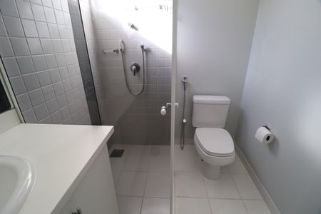 Casa de condomínio para alugar com 316m², 4 quartos e 4 vagasBanheiro do Quarto 1