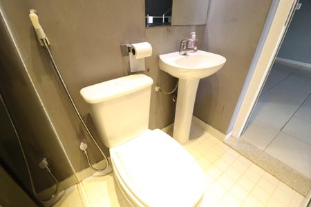 Casa de condomínio para alugar com 316m², 4 quartos e 4 vagasBanheiro