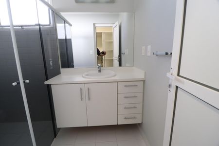 Casa de condomínio para alugar com 316m², 4 quartos e 4 vagasBanheiro do Quarto 4