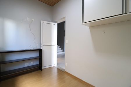 Casa de condomínio para alugar com 316m², 4 quartos e 4 vagasEscritório