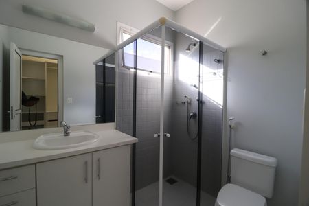 Casa de condomínio para alugar com 316m², 4 quartos e 4 vagasBanheiro do Quarto 2