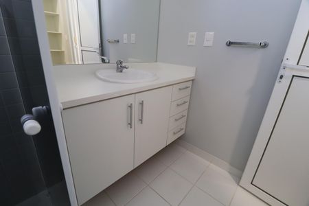 Casa de condomínio para alugar com 316m², 4 quartos e 4 vagasBanheiro do Quarto 4