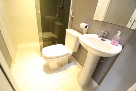 Casa de condomínio para alugar com 316m², 4 quartos e 4 vagasBanheiro