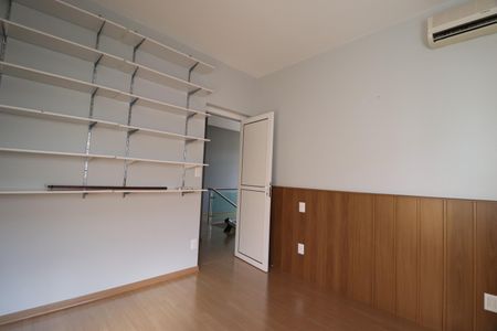 Casa de condomínio para alugar com 316m², 4 quartos e 4 vagasQuarto 2 - Suíte