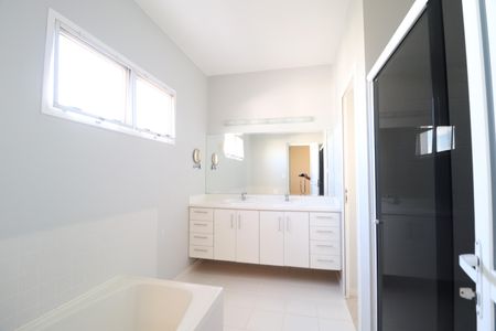 Casa de condomínio para alugar com 316m², 4 quartos e 4 vagasBanheiro do Quarto 3