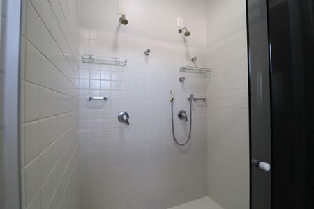 Casa de condomínio para alugar com 316m², 4 quartos e 4 vagasBanheiro do Quarto 3