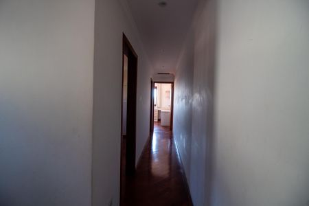 Casa à venda com 250m², 3 quartos e 2 vagasCorredor