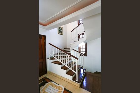 Casa de condomínio à venda com 340m², 3 quartos e 4 vagasEscada