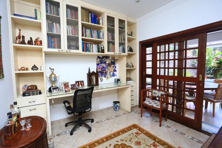 Casa de condomínio à venda com 340m², 3 quartos e 4 vagasEscritório