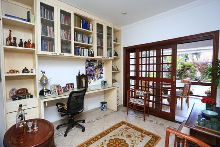 Casa de condomínio à venda com 340m², 3 quartos e 4 vagasEscritório