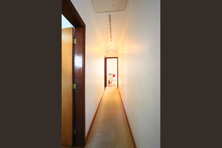 Casa de condomínio à venda com 340m², 3 quartos e 4 vagasCorredor