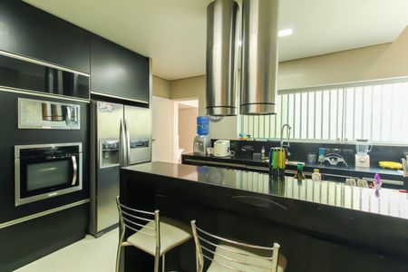 Casa à venda com 1000m², 4 quartos e 8 vagas Casa à venda com 1000m², 4 quartos e 8 vagasCozinha