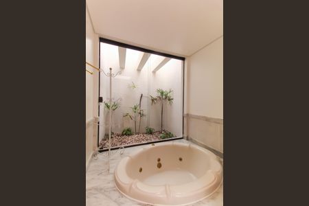 Casa à venda com 1000m², 4 quartos e 8 vagas Casa à venda com 1000m², 4 quartos e 8 vagasBanheiro da Suíte 4