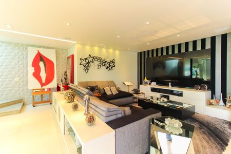 Casa à venda com 1000m², 4 quartos e 8 vagas Casa à venda com 1000m², 4 quartos e 8 vagasSala