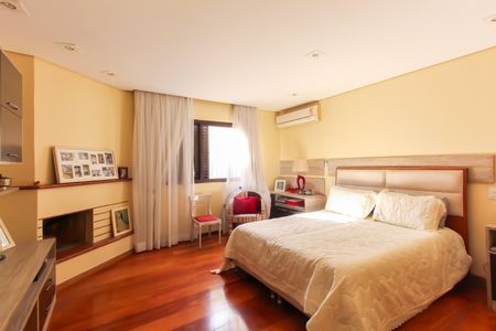 Casa à venda com 1000m², 4 quartos e 8 vagas Casa à venda com 1000m², 4 quartos e 8 vagasQuarto 4 - Suíte