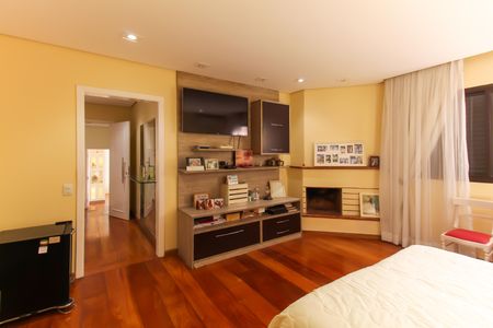 Casa à venda com 1000m², 4 quartos e 8 vagas Casa à venda com 1000m², 4 quartos e 8 vagasQuarto 4 - Suíte