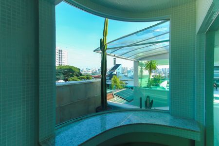 Casa à venda com 1000m², 4 quartos e 8 vagas Casa à venda com 1000m², 4 quartos e 8 vagasSaúna