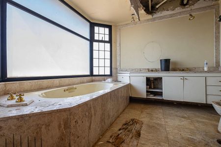 Apartamento à venda com 278m², 4 quartos e 3 vagas Apartamento à venda com 278m², 4 quartos e 3 vagasSuíte 1 - Banheiro