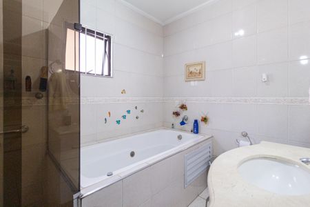 Casa à venda com 208m², 4 quartos e 4 vagas Casa à venda com 208m², 4 quartos e 4 vagasBanheiro da suíte