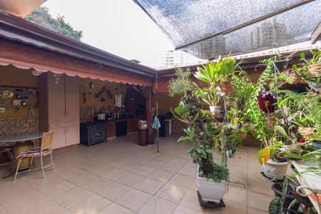 Casa à venda com 208m², 4 quartos e 4 vagas Casa à venda com 208m², 4 quartos e 4 vagasQuintal