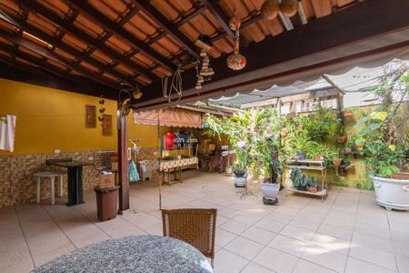 Casa à venda com 208m², 4 quartos e 4 vagas Casa à venda com 208m², 4 quartos e 4 vagasQuintal