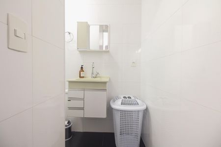 Casa à venda com 180m², 3 quartos e 1 vagaÁrea de Serviço - Banheiro de Serviço