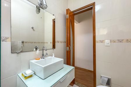 Casa à venda com 160m², 3 quartos e 2 vagas Casa à venda com 160m², 3 quartos e 2 vagasBanheiro Social