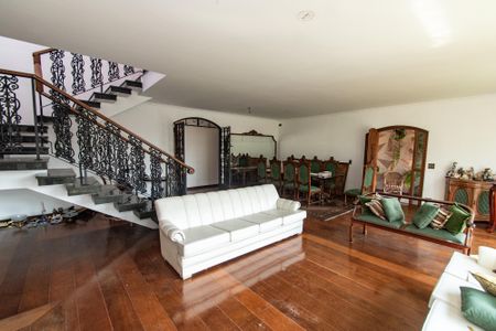 Casa à venda com 379m², 4 quartos e 8 vagasSala