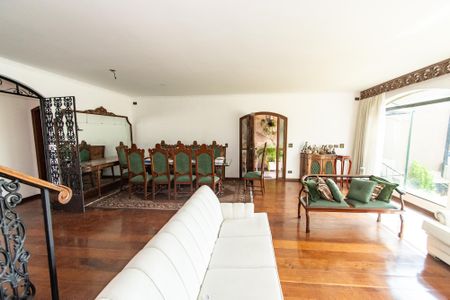 Casa à venda com 379m², 4 quartos e 8 vagasSala