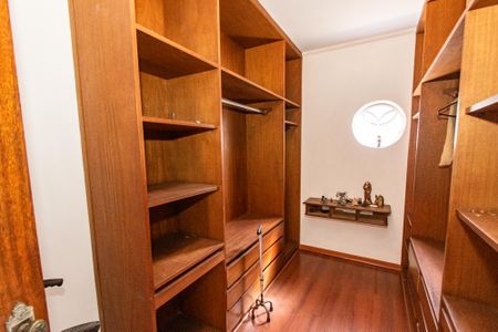 Casa à venda com 379m², 4 quartos e 8 vagasCloset da suíte 1