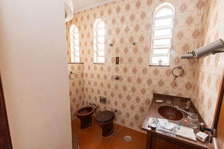 Casa à venda com 379m², 4 quartos e 8 vagasBanheiro da suíte 2