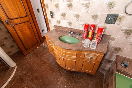 Casa à venda com 379m², 4 quartos e 8 vagasBanheiro da suíte 1