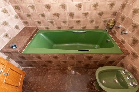 Casa à venda com 379m², 4 quartos e 8 vagasBanheiro da suíte 1