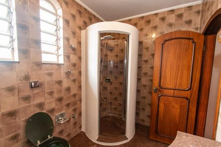 Casa à venda com 379m², 4 quartos e 8 vagasBanheiro da suíte 1