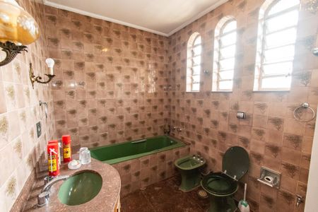 Casa à venda com 379m², 4 quartos e 8 vagasBanheiro da suíte 1