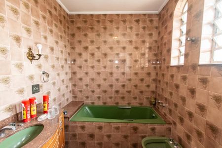 Casa à venda com 379m², 4 quartos e 8 vagasBanheiro da suíte 1