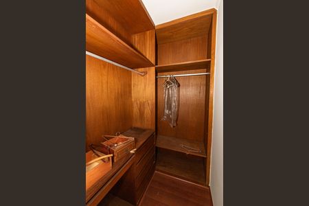 Casa à venda com 379m², 4 quartos e 8 vagasCloset da suíte 2