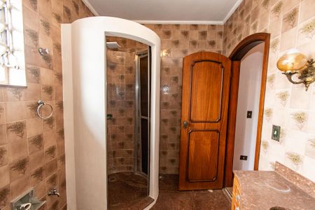 Casa à venda com 379m², 4 quartos e 8 vagasBanheiro da suíte 1