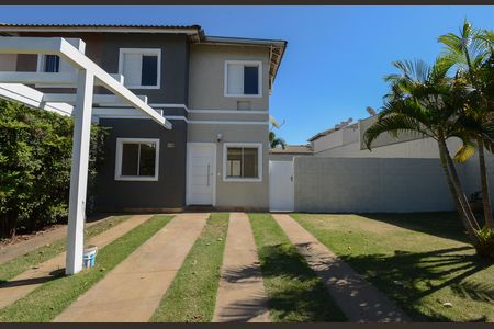 Casa de condomínio para alugar com 108m², 3 quartos e 2 vagas Casa de condomínio para alugar com 108m², 3 quartos e 2 vagasFachada