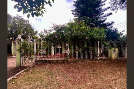 Casa à venda com 295m², 4 quartos e 3 vagas Casa à venda com 295m², 4 quartos e 3 vagasFachada Casa