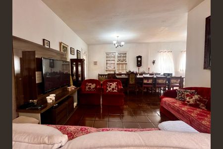 Casa à venda com 295m², 4 quartos e 3 vagas Casa à venda com 295m², 4 quartos e 3 vagasSala