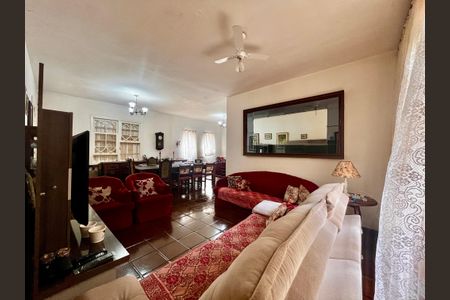 Casa à venda com 295m², 4 quartos e 3 vagas Casa à venda com 295m², 4 quartos e 3 vagasSala