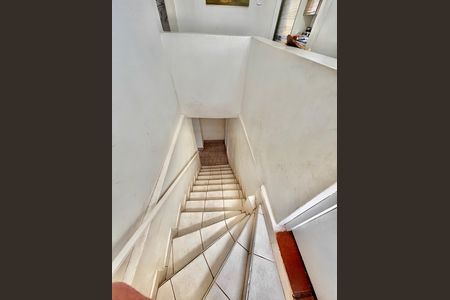 Casa à venda com 295m², 4 quartos e 3 vagas Casa à venda com 295m², 4 quartos e 3 vagasEscada