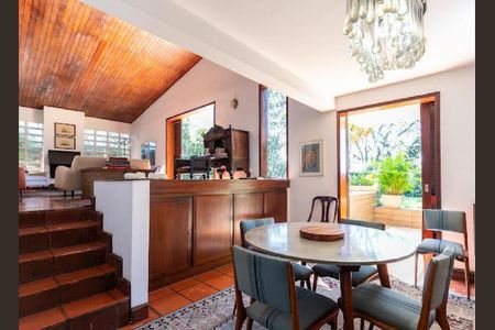 Casa à venda com 250m², 3 quartos e 4 vagas