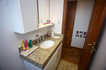 Apartamento à venda com 200m², 4 quartos e 1 vaga Apartamento à venda com 200m², 4 quartos e 1 vagaBanheiro 2