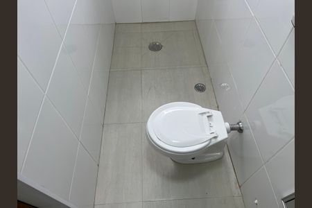 Casa à venda com 240m², 5 quartos e 2 vagas Casa à venda com 240m², 5 quartos e 2 vagasBanheiro 2