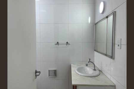 Casa à venda com 240m², 5 quartos e 2 vagas Casa à venda com 240m², 5 quartos e 2 vagasBanheiro 2