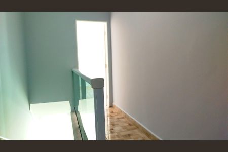 Casa para alugar com 300m², 3 quartos e 6 vagasCorredor andar superior