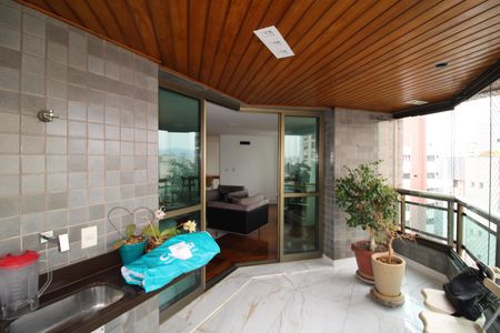 Apartamento à venda com 210m², 4 quartos e 3 vagasVaranda